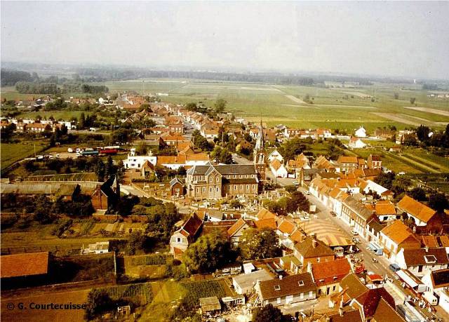 P1290_eglGW.jpg - vue aérienne - Eglise, Presbytère et au fond l'emplacement de la Tour 